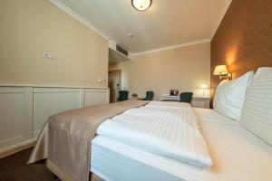 Postel nebo postele na pokoji v ubytování Wellness Hotel Pivovar Monopol