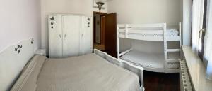 Habitación pequeña con 2 literas y armario. en Condominio tigli, en Cavalcaselle