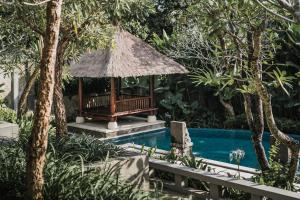チャングーにあるThe Retreat at Kharista by Ekosistemのプール、ベンチ、木々が備わるリゾートです。