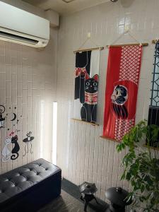 東京にあるお宿 cocochiのソファと猫が壁に置かれた部屋