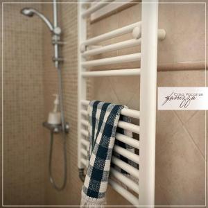 uma toalha pendurada num toalheiro na casa de banho em Trullo Fanizza em Alberobello