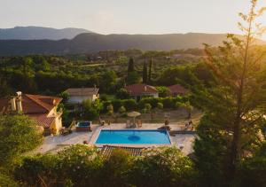 Pogled na bazen u objektu Villa “Alexis&Coco” traditional house ili u blizini