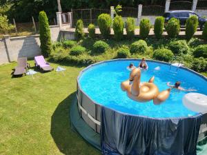 贝里奥苏姆Двете къщи в планината的一群人在游泳池游泳