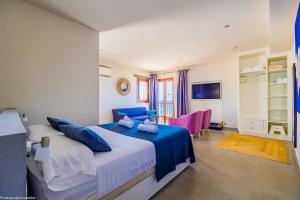 une chambre avec un grand lit avec des oreillers bleus dans l'établissement MIMAR ALTEA SOL urban, à Altea