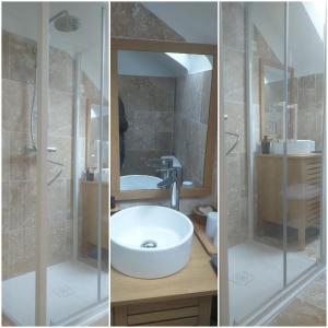 2 zdjęcia łazienki z umywalką i lustrem w obiekcie Charmante Maison à Recloses w mieście Recloses