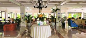 eine Lobby mit einem Tisch mit Pflanzen darauf in der Unterkunft Chateau Bleu Resort in Calamba