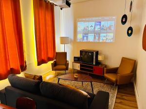 Televízia a/alebo spoločenská miestnosť v ubytovaní Le Vintage 70's, 4 à 6 pers, centre-ville