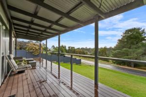 una terraza al aire libre con toldo en una casa en Swans View en Metung