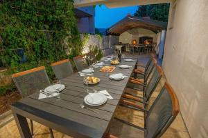 Reštaurácia alebo iné gastronomické zariadenie v ubytovaní VILLA OLEA - ŠIBENIK
