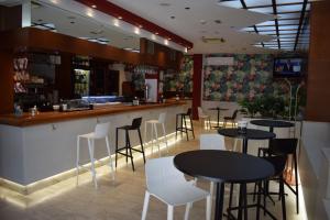 a bar with tables and chairs in a restaurant at Hotel Alisi in Aranda de Duero