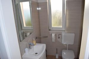 Koupelna v ubytování Apartmani Jelenić + 2 fotografie