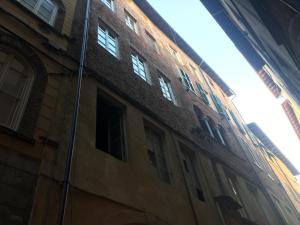 un edificio con ventanas laterales en La conchiglia, en Lucca