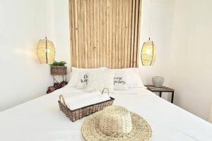 Un dormitorio con una cama con una cesta. en NEW Luxury Suite with pool and Netflix near Airport, en Marigondon