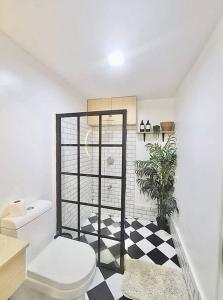 MarigondonにあるNEW Luxury Suite with pool and Netflix near Airportの黒と白のチェッカーフロアのバスルーム(トイレ付)
