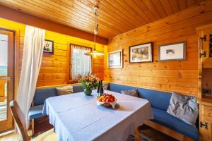 una sala da pranzo con tavolo e cesto di frutta di Ferienhaus byveronika a Avelengo