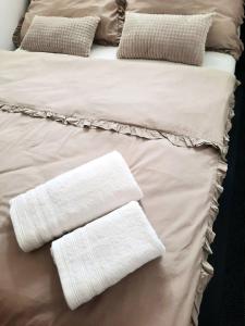 מיטה או מיטות בחדר ב-GOLD&BLACK OŚWIĘCIM CENTRUM