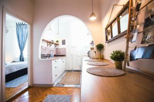 Kuchyňa alebo kuchynka v ubytovaní Villa Inda Rooms + 37 fotografií