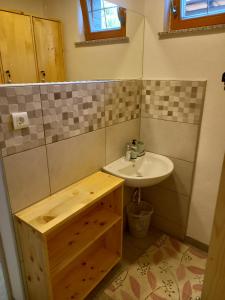 Ένα μπάνιο στο Tubej B&B family room with terrase