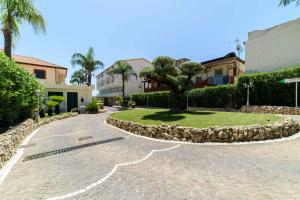 a tree in the middle of a driveway at Hotel La Mela in Varcaturo