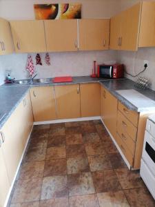 a kitchen with wooden cabinets and a counter top at Inni hoeki in Sasolburg