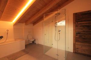 łazienka z prysznicem i toaletą w obiekcie Mountain Penthouse Top 8 & 9 w mieście Fügen
