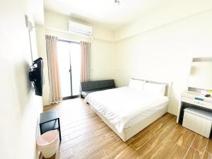 A bed or beds in a room at Penghu Happy House