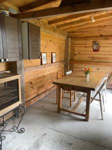 a dining room with a table in a cabin at Les Cabanes du Vigné in Molandier