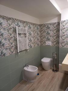uma casa de banho com um WC e um lavatório. em CAMERA EDEN em Formia