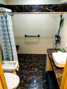 MADISON PARK HOTEL tesisinde bir banyo