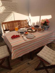 een tafel met borden met eten en drinken erop bij Ferienwohnung Barbarossa in Bad Reichenhall