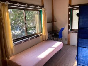 a small room with a bed and a window at 星降るゲストハウスー奥琵琶湖マキノ1日1組限定の1棟貸しプランー in Kaizu