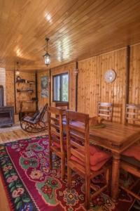 una sala da pranzo con tavolo e sedie in legno di Guest House MIKA a Žabljak