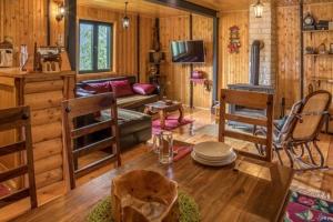 un soggiorno con un tavolo e un divano di Guest House MIKA a Žabljak Altre 16 foto