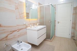 ein weißes Badezimmer mit Waschbecken und Dusche in der Unterkunft Vila Pulo in Tragjas + 69 Fotos