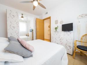 Posteľ alebo postele v izbe v ubytovaní Cubo's Beach Apartment Torrox Costa