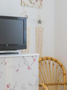 Televízia a/alebo spoločenská miestnosť v ubytovaní Cubo's Beach Apartment Torrox Costa