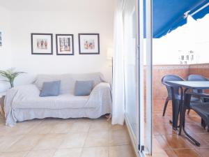 Posteľ alebo postele v izbe v ubytovaní Cubo's Beach Apartment Torrox Costa + 37 fotografií