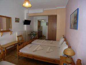 Un pat sau paturi într-o cameră la Efi Apartments (ΕΦΗ)