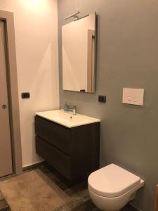 een badkamer met een wastafel, een toilet en een spiegel bij Villa Pintucci in Trani +15 foto's