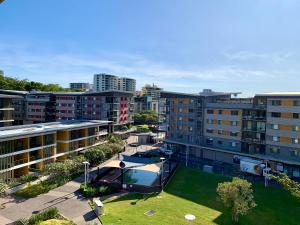 eine Luftansicht einer Stadt mit hohen Gebäuden in der Unterkunft Serenity Zealandia - Luxury 1brm unit at Darwin Waterfront in Darwin