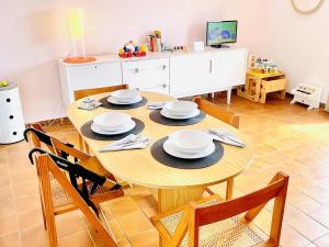 Televízia a/alebo spoločenská miestnosť v ubytovaní APARTBEACH BALANDRO CLIMATIZADO y VISTAS MAR