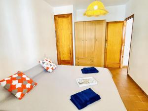 Posteľ alebo postele v izbe v ubytovaní APARTBEACH BALANDRO CLIMATIZADO y VISTAS MAR