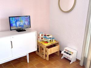 Televízia a/alebo spoločenská miestnosť v ubytovaní APARTBEACH BALANDRO CLIMATIZADO y VISTAS MAR