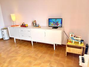 Televízia a/alebo spoločenská miestnosť v ubytovaní APARTBEACH BALANDRO CLIMATIZADO y VISTAS MAR