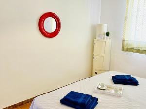 Posteľ alebo postele v izbe v ubytovaní APARTBEACH BALANDRO CLIMATIZADO y VISTAS MAR