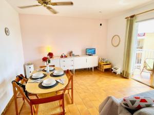 Televízia a/alebo spoločenská miestnosť v ubytovaní APARTBEACH BALANDRO CLIMATIZADO y VISTAS MAR
