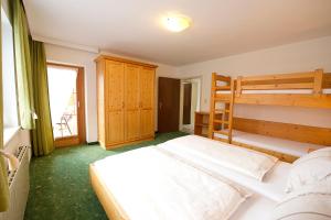 מיטה או מיטות קומותיים בחדר ב-Chalet & Apartments Tiroler Bua