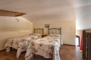 a bedroom with two beds in a room at Vernaccia Country house in Tavarnelle in Val di Pesa