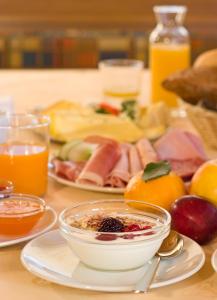 una mesa con un plato de comida y un bol de fruta en Haus Elisabeth, en Neustift im Stubaital