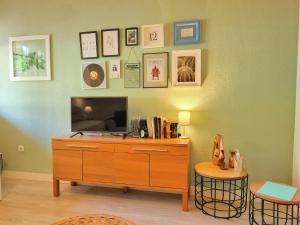 a living room with a tv and a wooden dresser at Apartamento Cartagena centro in Cartagena